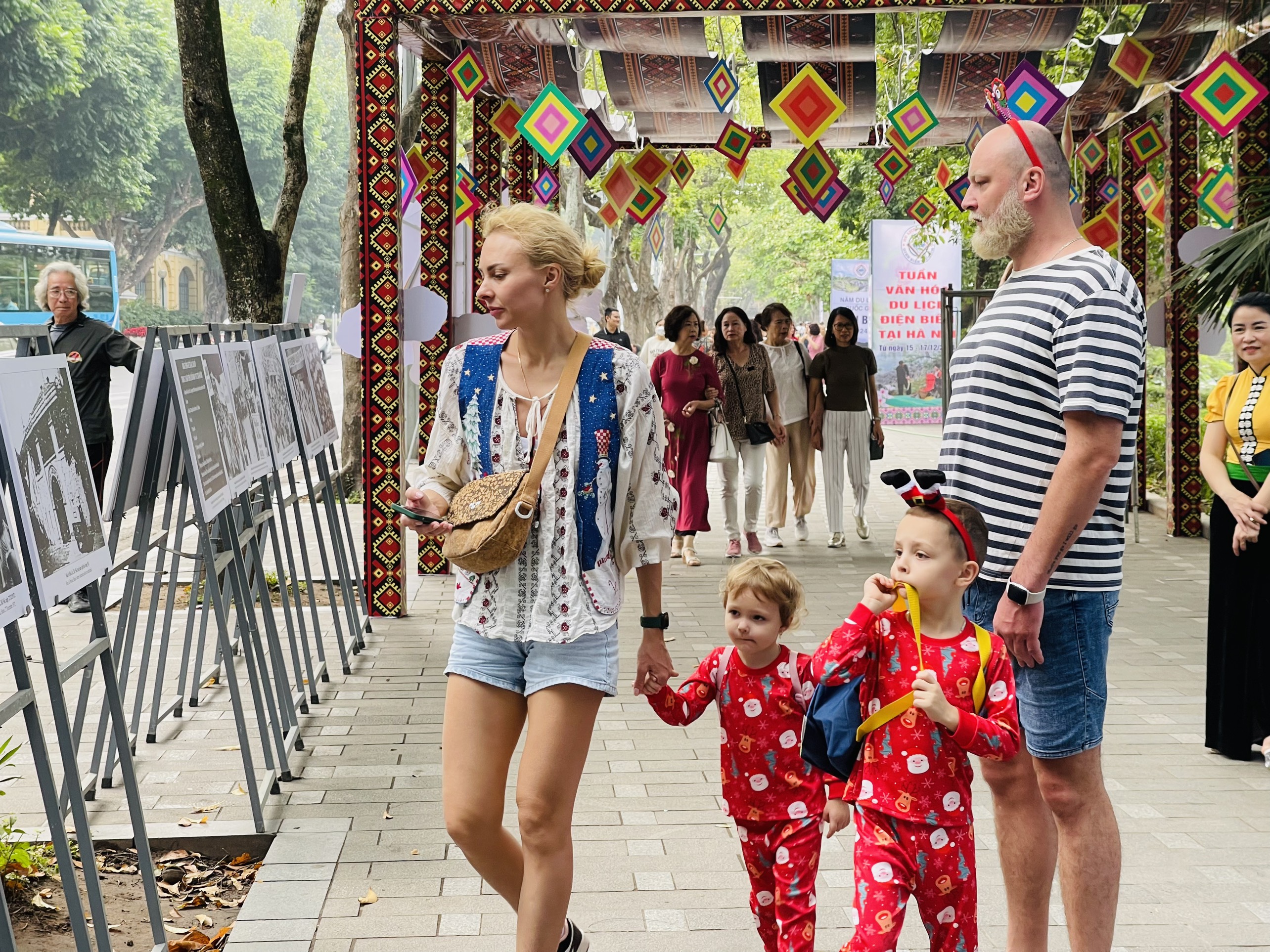 Du khách nước ngoài tham quan ảnh triển lãm